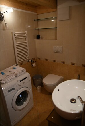 Shower, hair dryer, bidet, towels - Room with mezzanine in Canazei (Canazei)