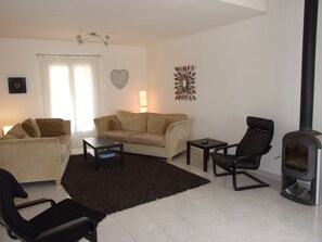 Smart TV, DVD player, books, video library - Villa With Large Pool And Stunning Views In Picturesque Margon Village  (Margon)