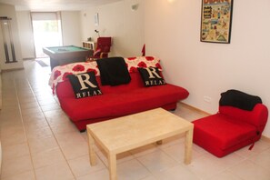 Téléviseur, lecteur de DVD, livres