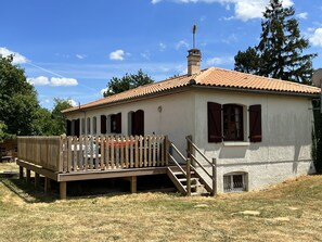 Exterior - Family friendly 5 bedroom Gite with Private Heated Pool Set In 1 Acre (La Boissière-Des-Landes)