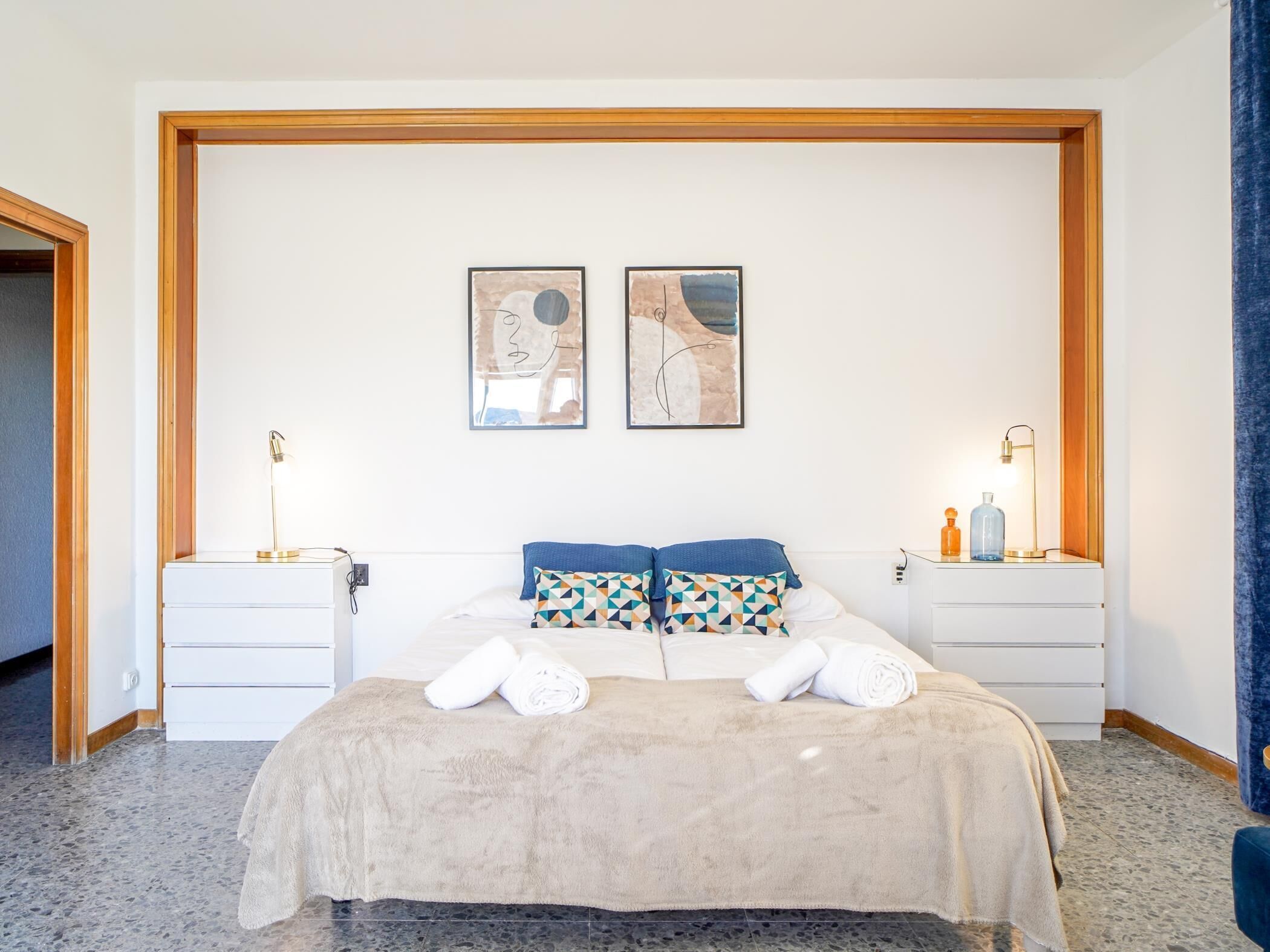6 slaapkamers, een strijkplank/strijkijzer, internet, beddengoed