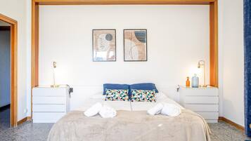 6 slaapkamers, een strijkplank/strijkijzer, internet, beddengoed