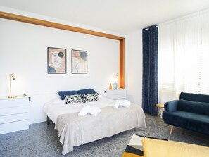 6 bedrooms, iron/ironing board, internet, bed sheets