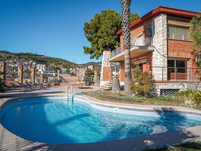 Bed&BCN Hills House with swimming pool