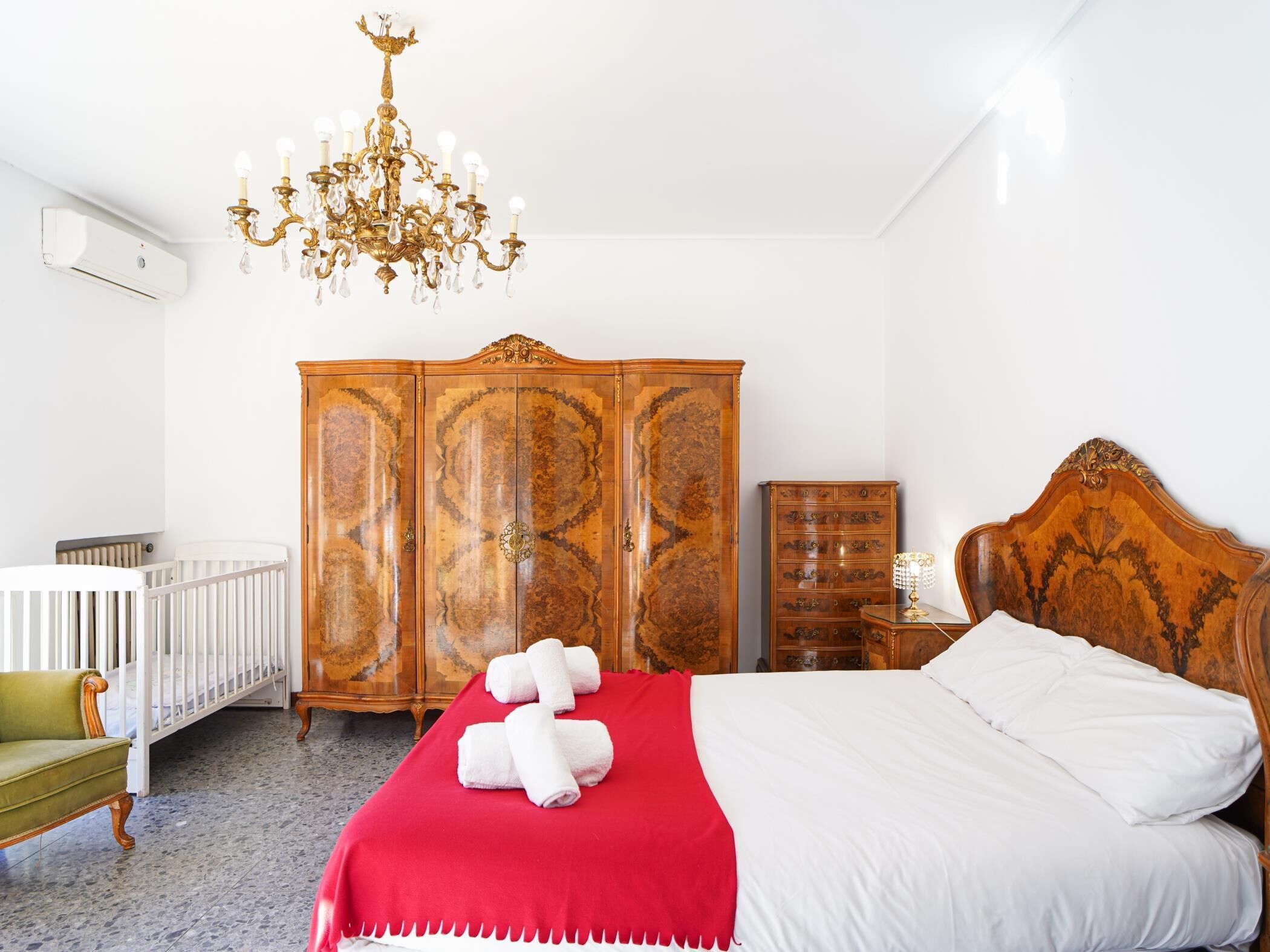 6 bedrooms, iron/ironing board, internet, bed sheets