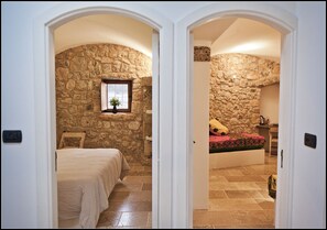 2 chambres, coffres-forts dans les chambres, fer et planche Ă repasser