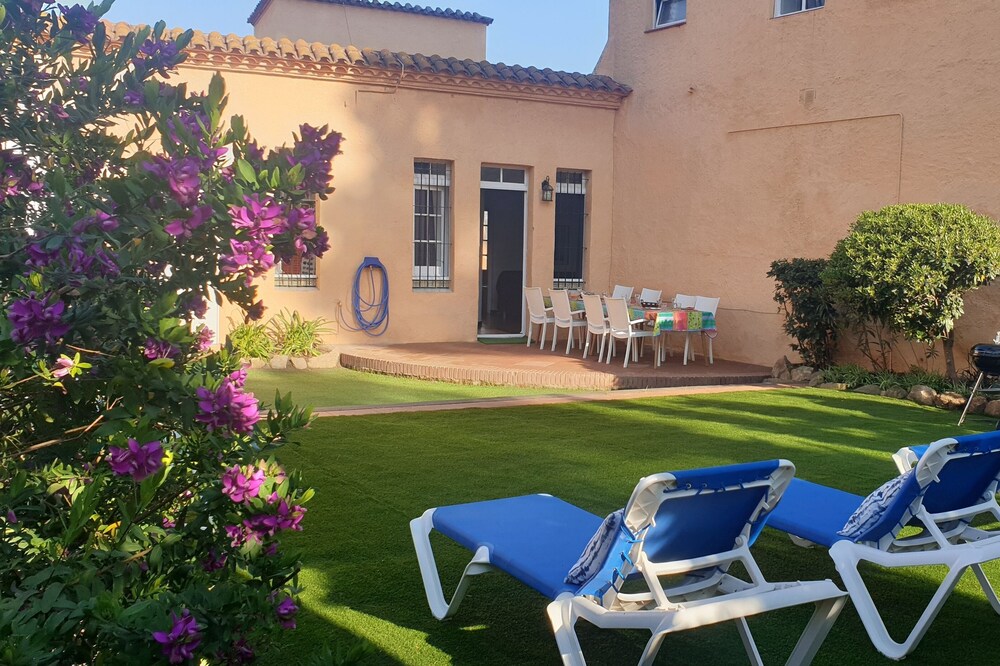 House with garden at 30 meter from the sand beach of La Fosca.