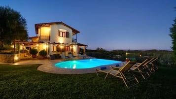 Outdoor pool, an infinity pool
