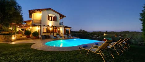 Outdoor pool, an infinity pool