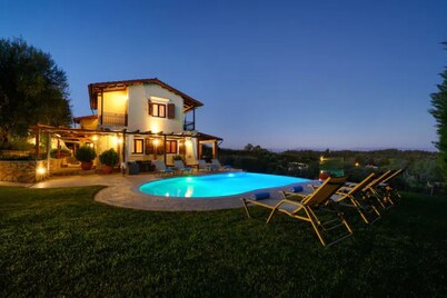 Villa Verde, Over the hill with spectacular sea views and private pool