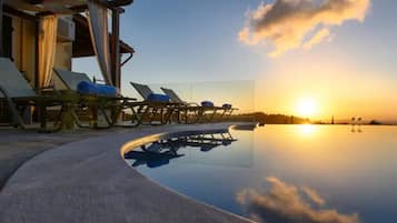 Piscine extérieure, piscine à débordement