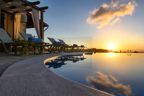 Outdoor pool, an infinity pool