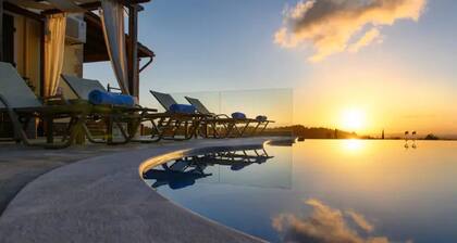 Villa Verde, Over the hill with spectacular sea views and private pool