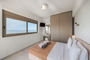 3 soveværelser, pengeskab på værelset, skrivebord, lydisolering