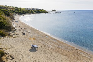 Beach nearby, sun loungers, beach towels
