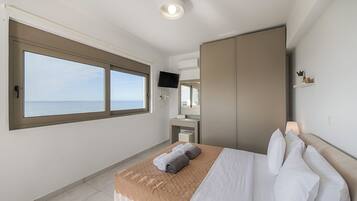 3 間睡房、房內夾萬、書桌、隔音