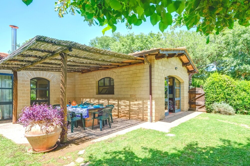 Beautiful, large villa in the Tuscan countryside, near the seacost