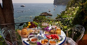 تناول الطعام بالخارج