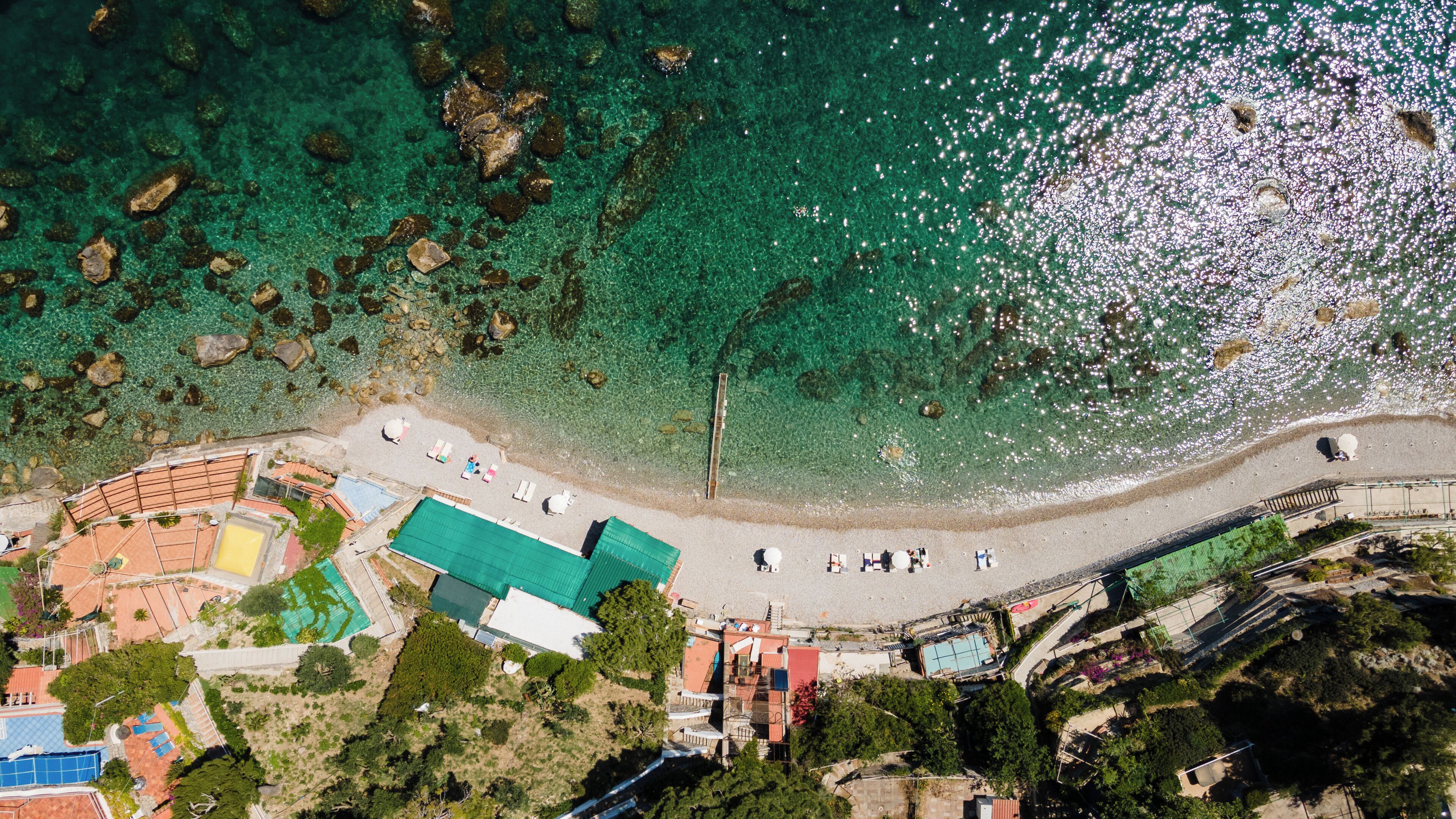 Plage, chaises longues, serviettes de plage