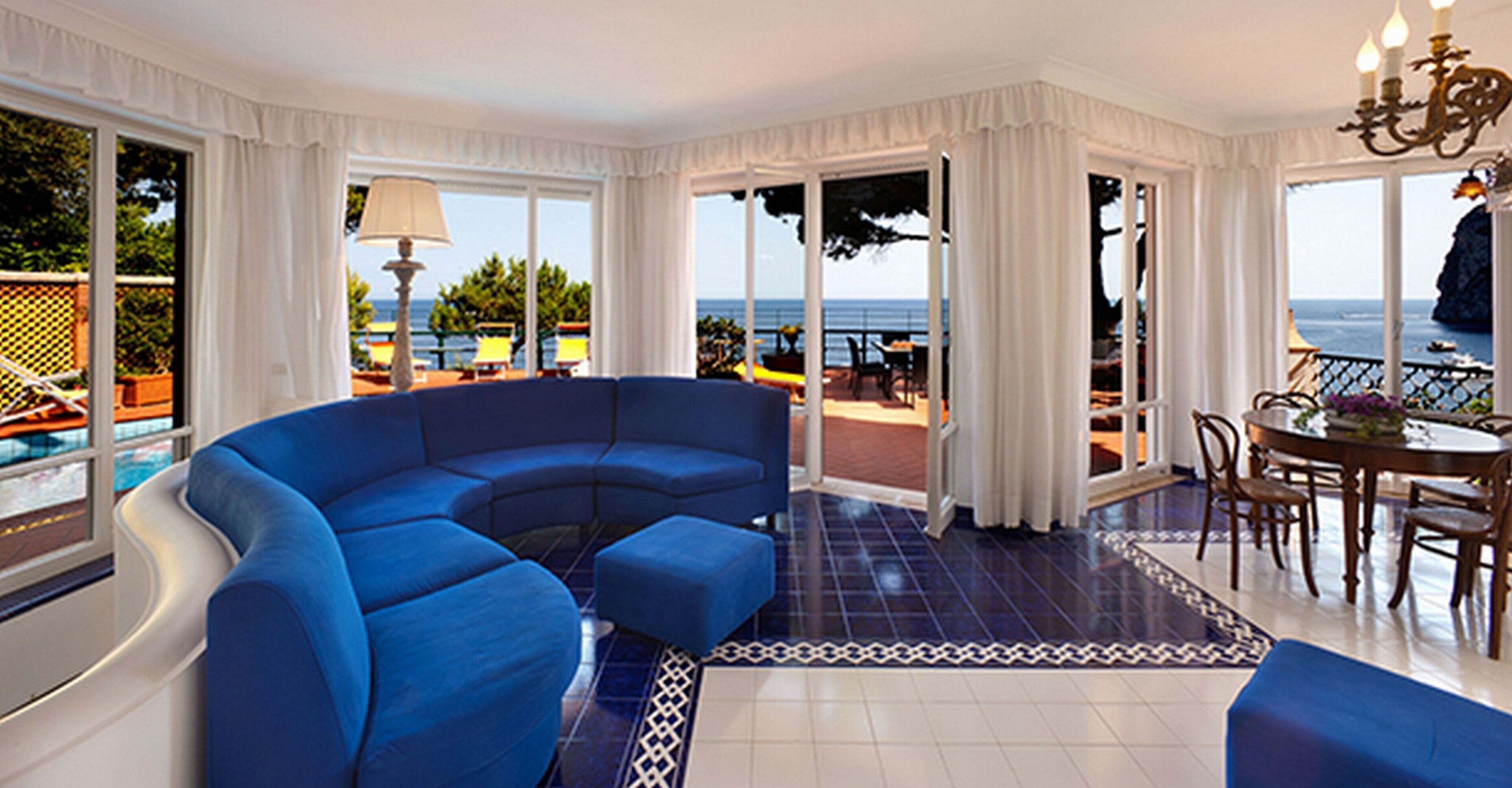 Télévision à écran plat, cheminée, écrans d'ordinateur, imprimantes