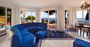 تلفزيون بشاشة مسطحة، مدفأة، شاشة كمبيوتر، طابعة