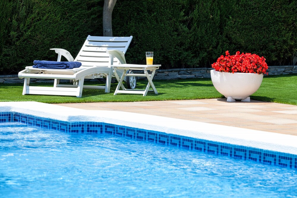 DELFIN - House for 8 with garden and private pool 15 minutes from Barcelona