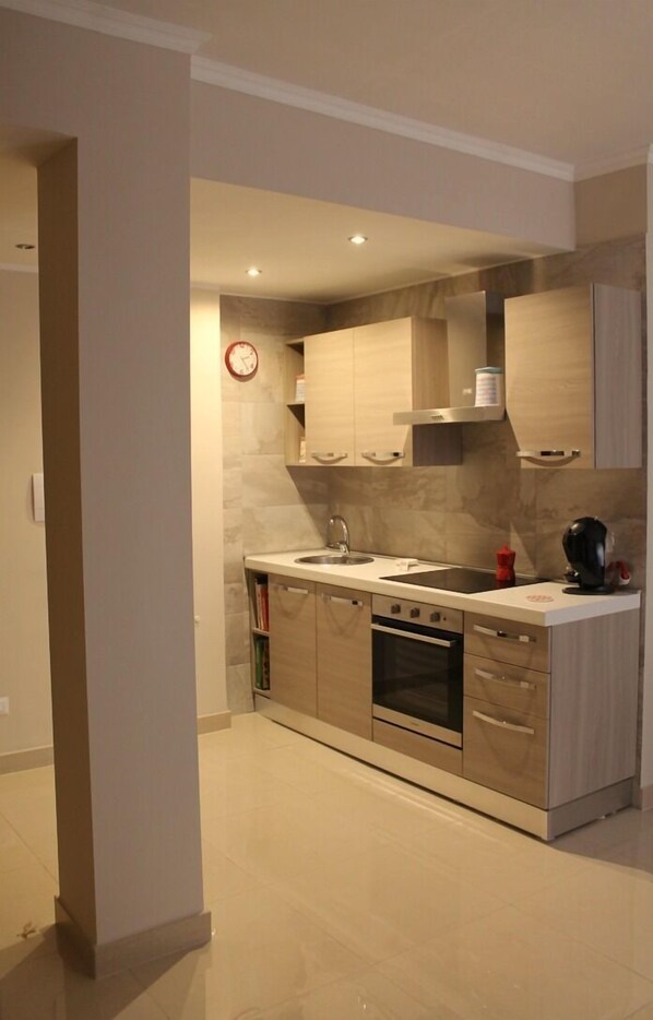 Fridge, microwave, oven, stovetop - Casa Tevere apartment in the heart of Rome. Near Trastevere (Roma)