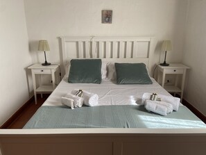 3 slaapkamers, een strijkplank/strijkijzer, reisbedje, wifi