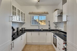 Fridge, microwave, oven, stovetop - Beautiful private Villa in Moraira 5-7mins walk shops, bars, extra large pool (Teulada)