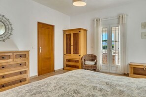 4 bedrooms, iron/ironing board, travel crib, free WiFi - Beautiful private Villa in Moraira 5-7mins walk shops, bars, extra large pool (Teulada)