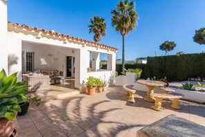 Outdoor dining - Beautiful private Villa in Moraira 5-7mins walk shops, bars, extra large pool (Teulada)