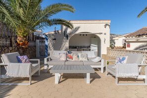 Terrace/patio - Beautiful private Villa in Moraira 5-7mins walk shops, bars, extra large pool (Teulada)