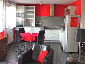Kühlschrank, Mikrowelle, Ofen, Herdplatte