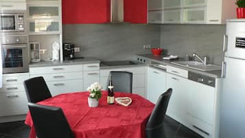Réfrigérateur, micro-ondes, four, plaque de cuisson