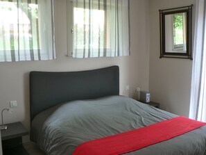 2 dormitorios, caja fuerte, tabla de planchar con plancha