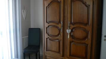 2 bedrooms, in-room safe, iron/ironing board, travel cot