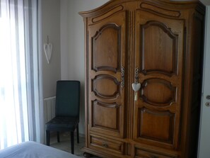 2 chambres, coffres-forts dans les chambres, fer et planche à repasser