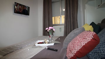 2 bedrooms, iron/ironing board, bed sheets
