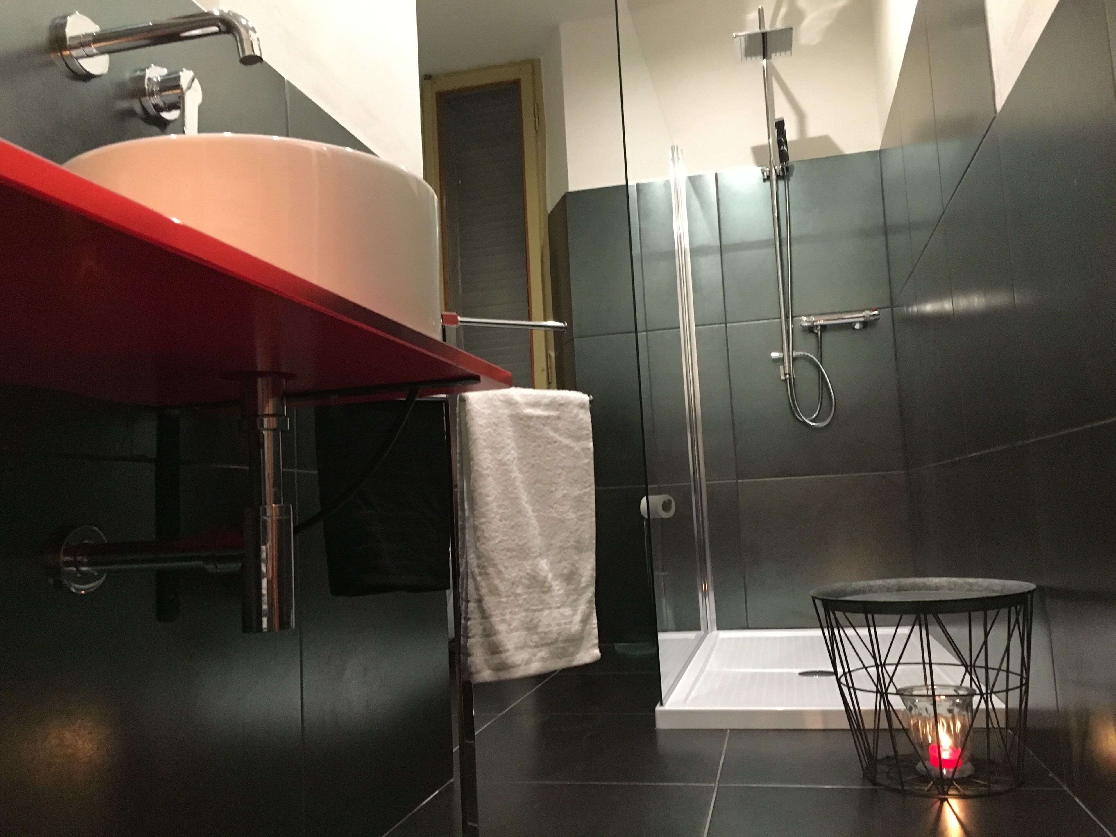 Ensemble douche/baignoire, sèche-cheveux, bidet, serviettes fournies