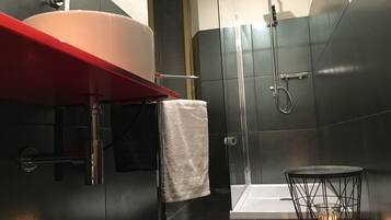 Ensemble douche/baignoire, sĂšche-cheveux, bidet, serviettes fournies