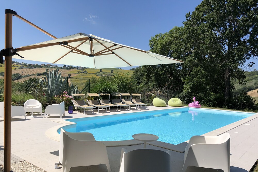 Espaciosa villa rural con piscina.