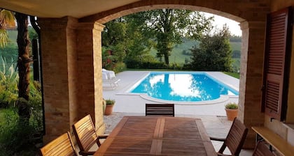 Espaciosa villa rural con piscina.