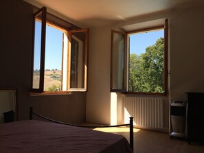 5 bedrooms, iron/ironing board, free WiFi, bed sheets