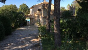 A stone building with a balcony and a view of a body of water. - Very private, spacious, rural, detached villa with a pool, nestled between the sea and the mountains (Monte San Pietrangeli)