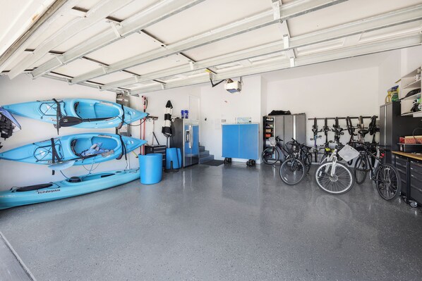 Ett garage med kajaker och cyklar.