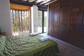 6 bedrooms, iron/ironing board, free WiFi, bed sheets