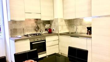 KĂŒhlschrank, Mikrowelle, Ofen, Herdplatte