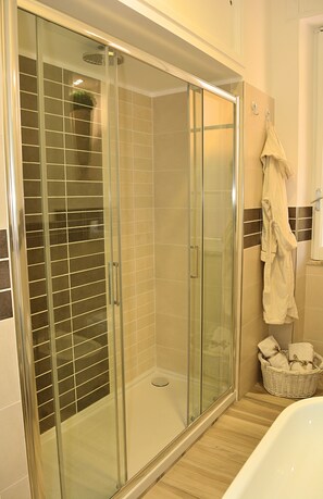 Dusche, Haartrockner, Bidet, Handtücher