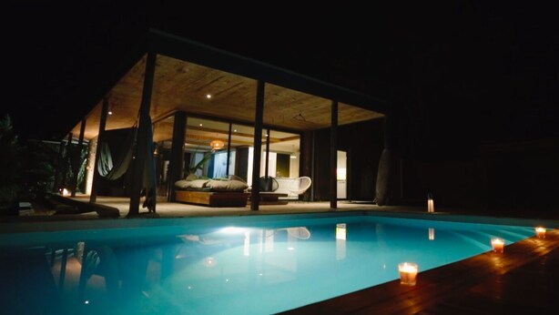 A modern house with a swimming pool at night. - BRIGHT 250m² ARCHITECT-DESIGNED VILLA OPEN TO THE OUTDOORS WITH PRIVATE POOL (Messanges)