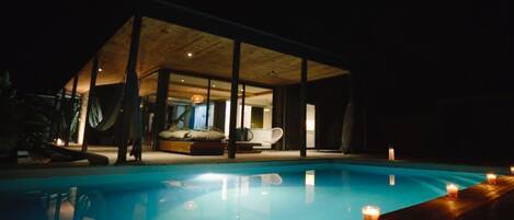 Piscine chauffée, chaises longues